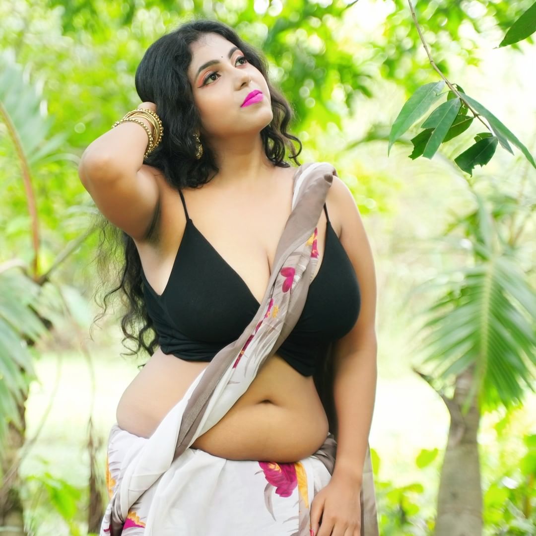 Sexy-Bhabhi-Roohi-Set-02-30bd3db4779432d639.jpg